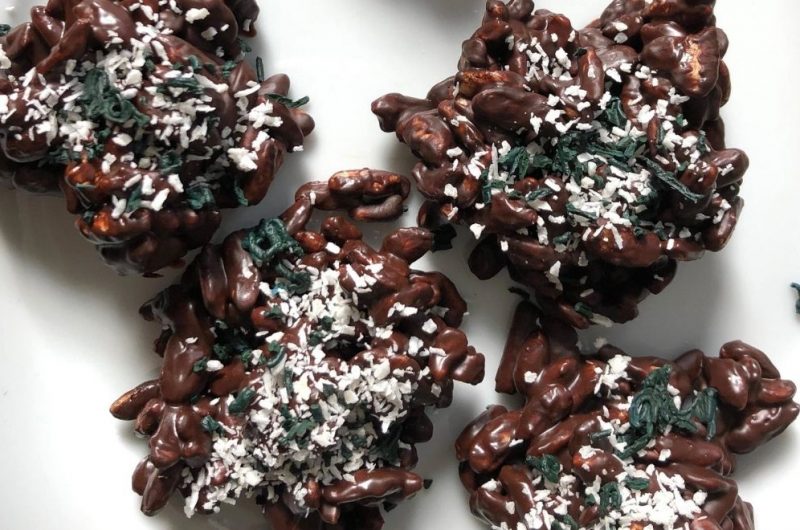 Chocolate rocks with crunchy spirulina
