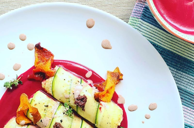 Canutillos de Hummus con crema de remolacha, Veganesa de olivada y Chips de calabaza.